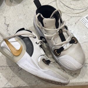 Boys Basketball Nike Shoes 2.5 Y